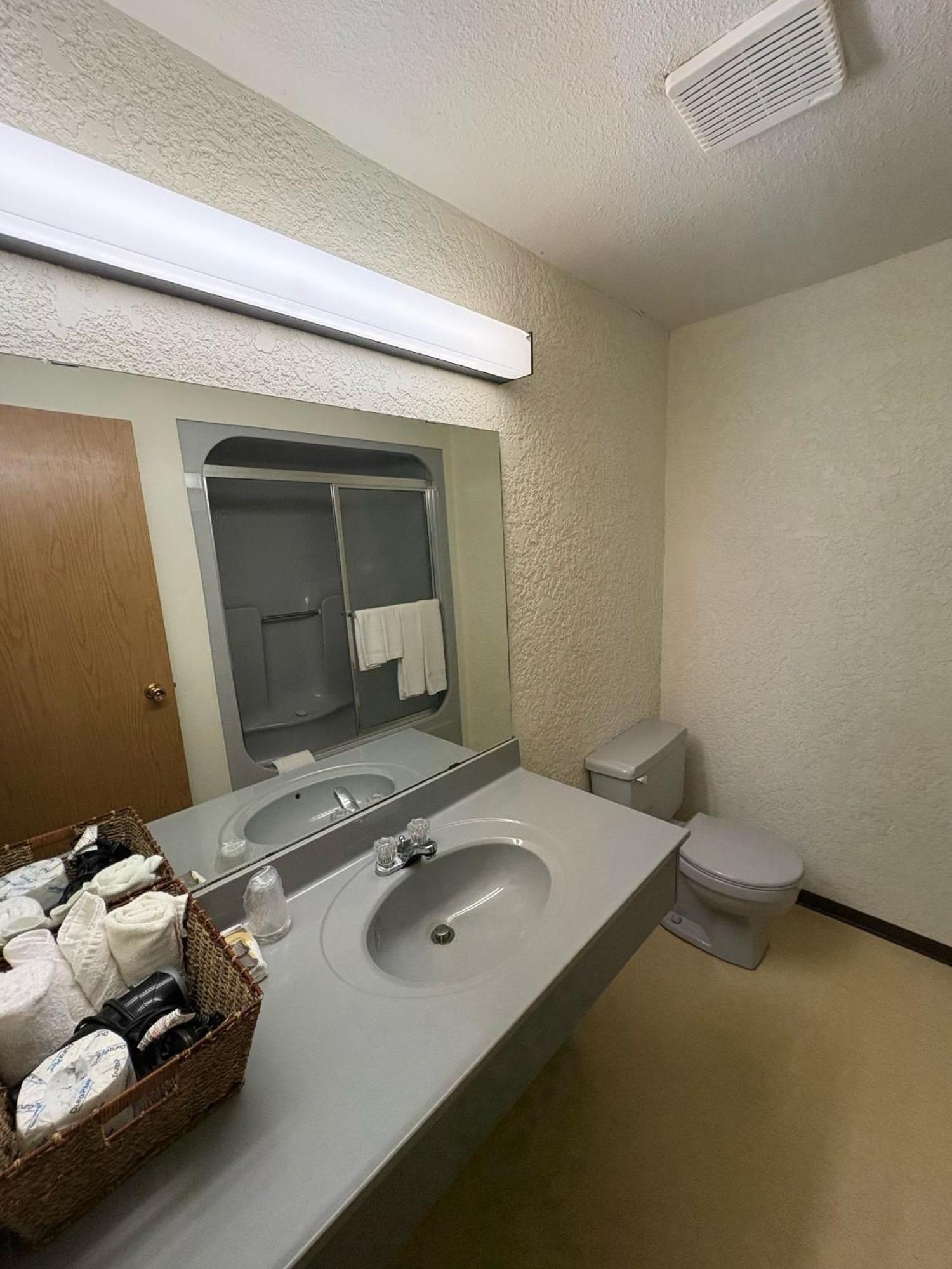 Maple Creek Motor Inn Zewnętrze zdjęcie